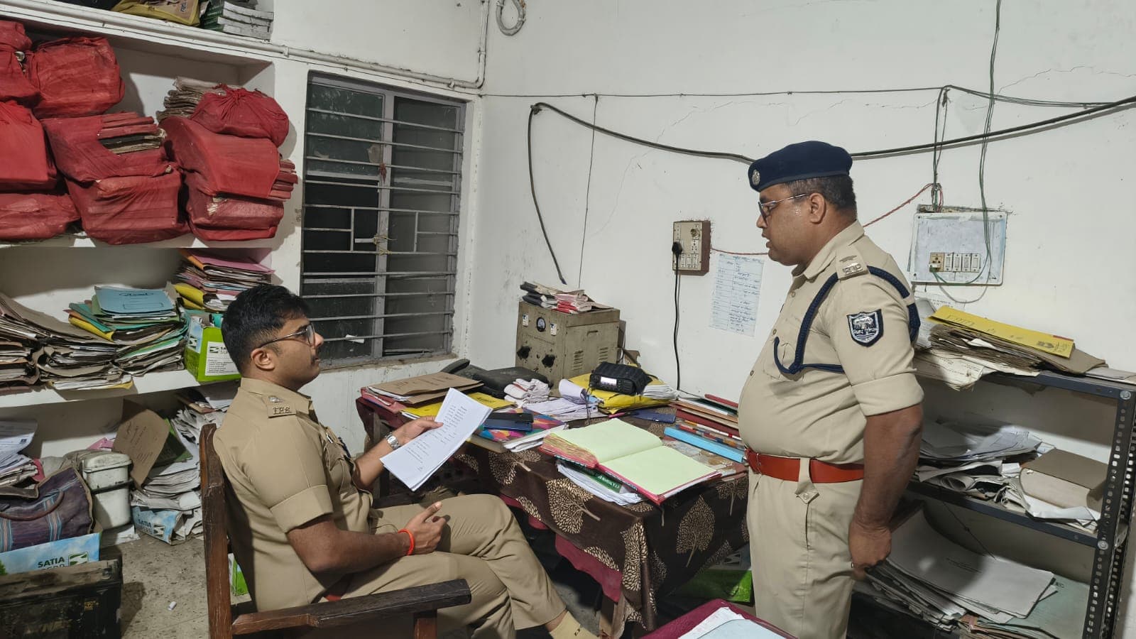 कैमूर SP ने देर रात पकड़ीं दुर्गावती थाने की  खामियां, जांच में मिले 10 गुना अधिक पेंडिंग केस; अधिकारियों को लगाई फटकार
