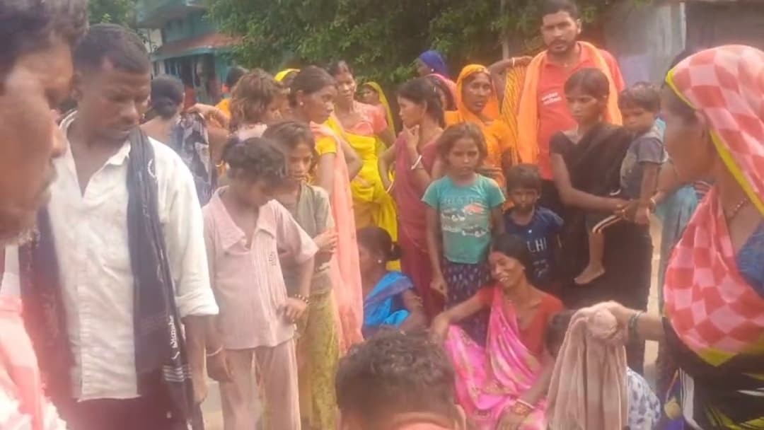 नवादा में करंट की चपेट में आने से युवक की मौत, मुआवजे की मांग को लेकर प्रदर्शन