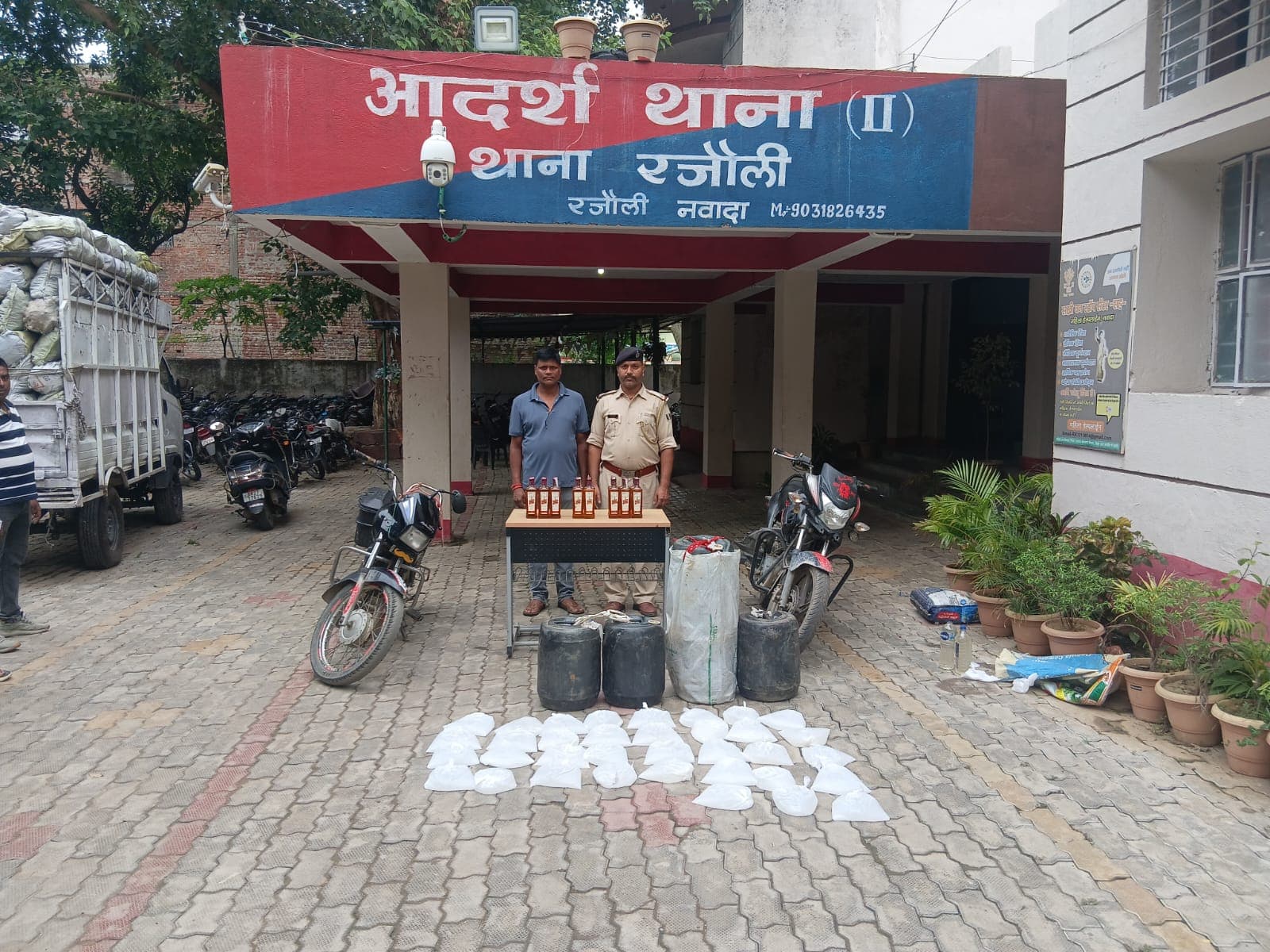नवादा के रजौली में पुलिस की बड़ी कार्रवाई, 168 लीटर अवैध शराब जब्त, दो बाइक और मोबाइल भी बरामद