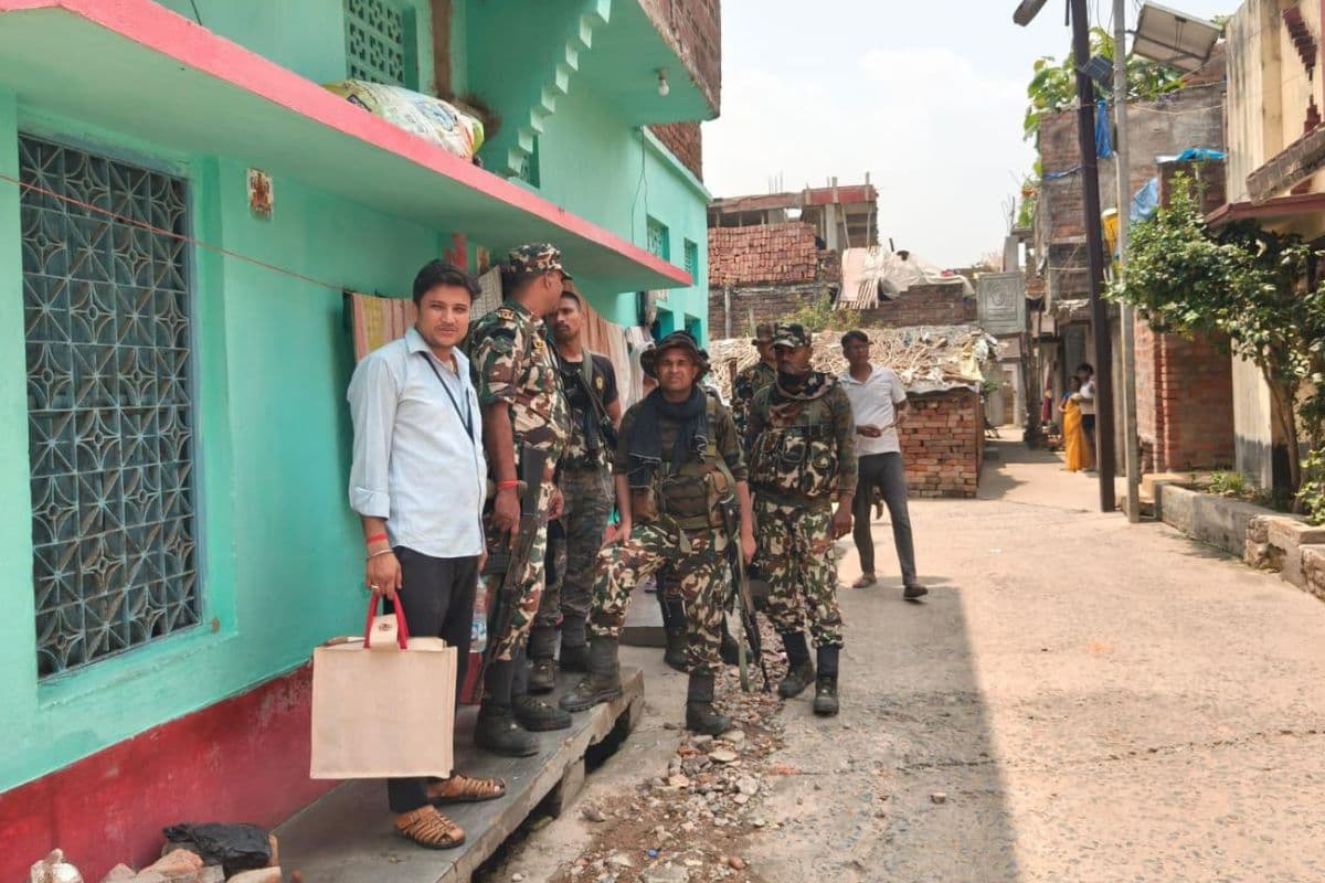 पटना के कुख्यात संतोष डॉन के 25 ठिकानों पर ईओयू की छापेमारी, छह माह पहले साड़ी पहनकर भाग निकला था