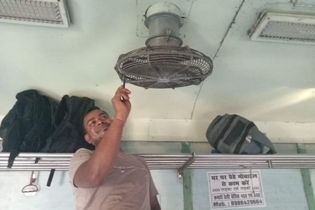 इंटरसिटी एक्सप्रेस ट्रेन में यात्रियों की हालत हुई खराब, उमस वाली गर्मी के बीच पंखे हुए बंद, झेलनी पड़ी परेशानी