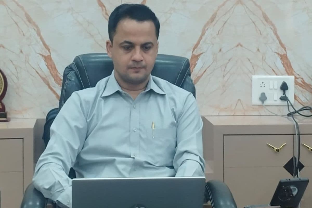 मधुबनी में डीएम ने अधिकारियों को दिया अल्टीमेटम, शिकायतों का समय पर निपटारा करें, विकास कार्यों में न हो देरी