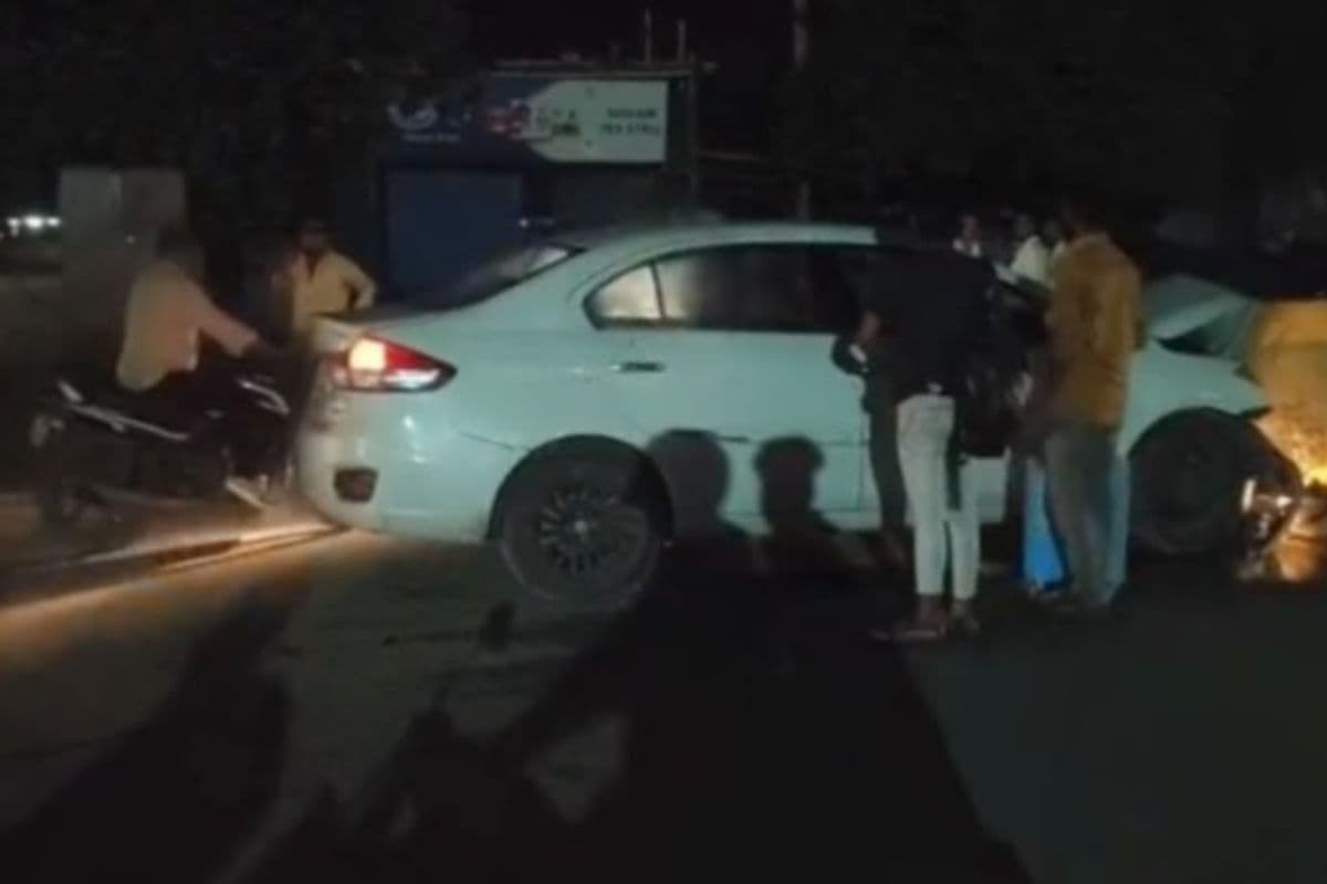 सासाराम में बड़ा हादसा टला: बालू मंडी के पास डिवाइडर से टकराई तेज रफ्तार कार, भड़के लोगों ने सड़क जाम कर की सुरक्षा की मांग