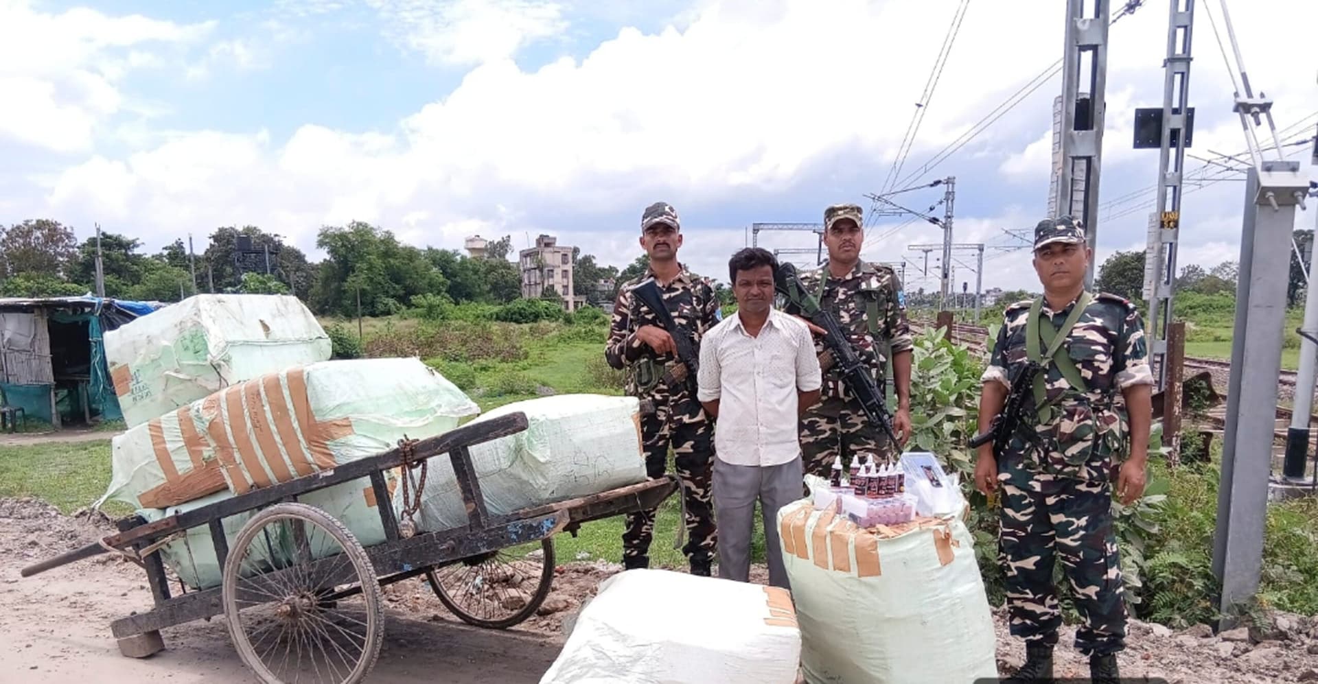 एसएसबी की सीमा पर बड़ी कार्रवाई, 11,230 बोतल हुक्का फ्लेवर जब्त, तस्कर गिरफ्तार