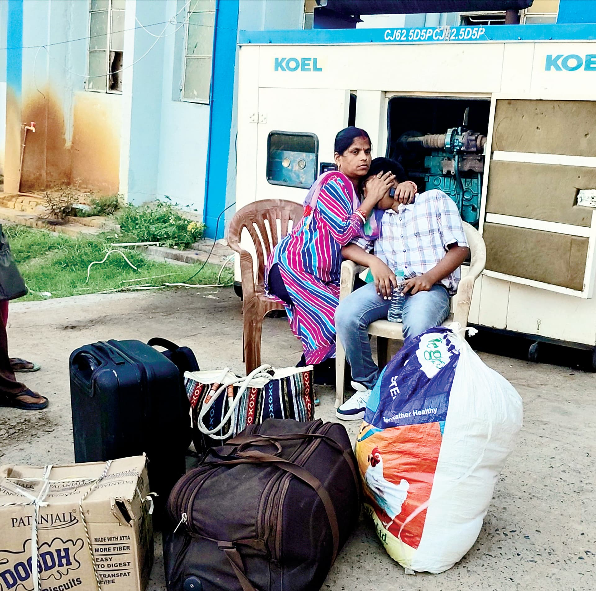गरीब रथ एक्सप्रेस में महिला यात्री की तबीयत बिगड़ने से मौत, रेलवे फाटक पर जाम में फंसी रही एंबुलेंस