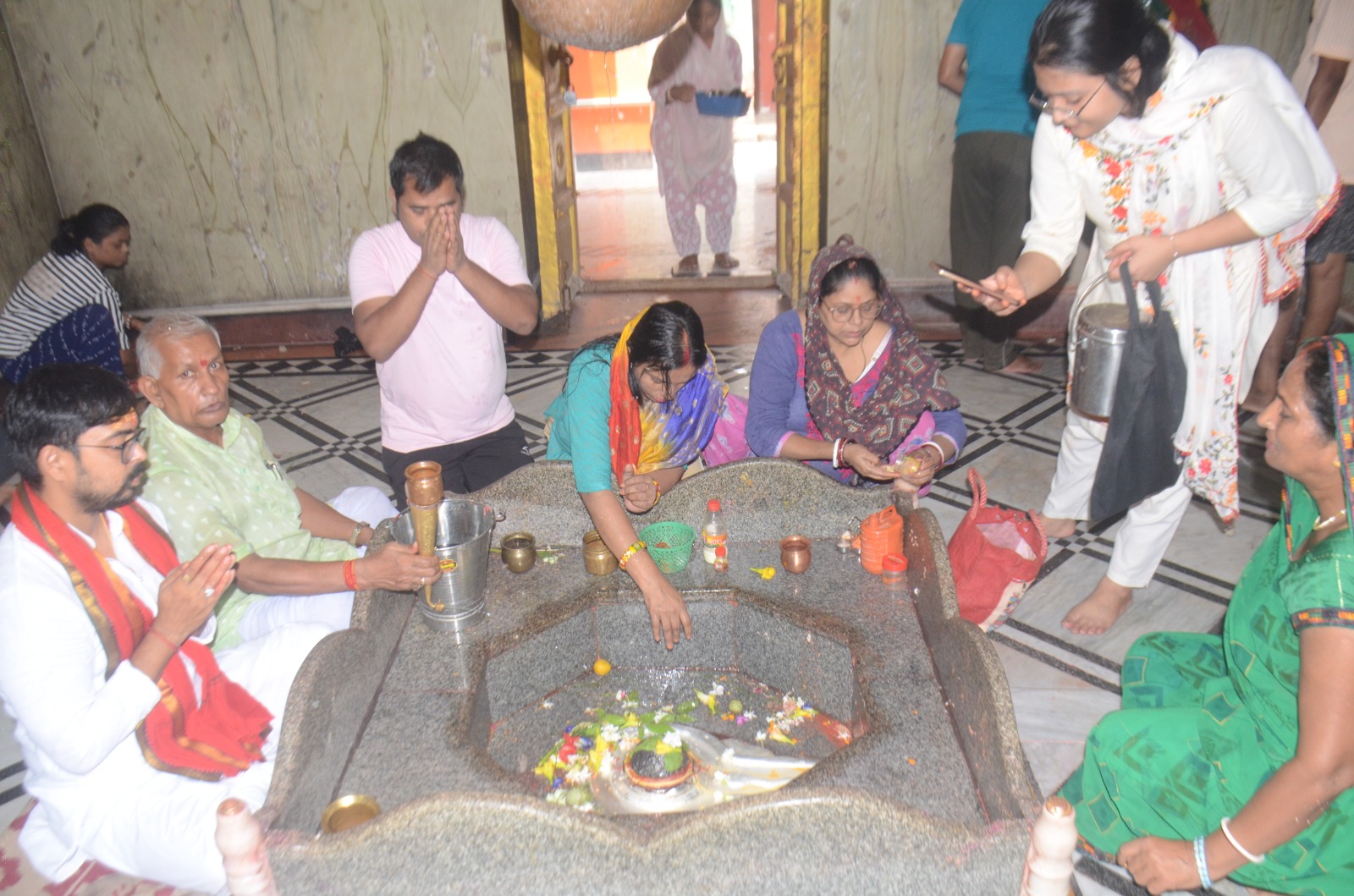 बाबा बूढ़ानाथ मंदिर : गंगाजल, पंचामृत, फूल और फल से किया गया भगवान शिव का विशेष अभिषेक