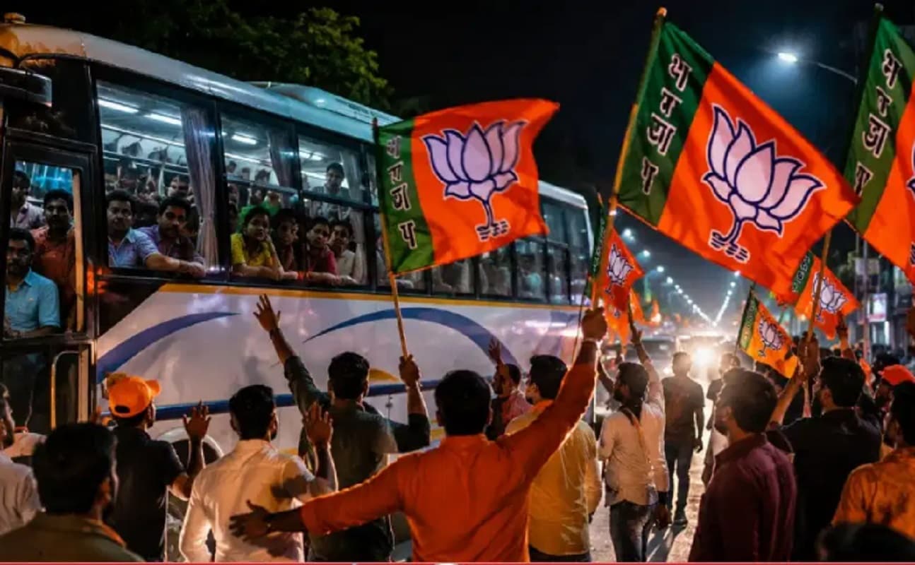 अभिषेक बनर्जी के पीए को रोकने के लिए बीजेपी कार्यकर्ताओं ने देर रात रोका बस, किया हंगामा