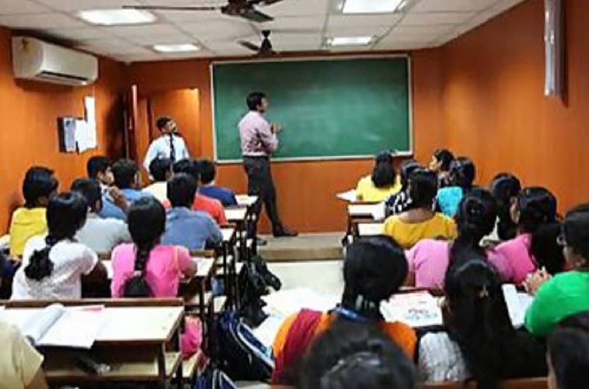 बंगाल में इन स्कूलों के शिक्षकों के लिए गुड न्यूज, मिलेगा सरकारी कर्मचारी का दर्जा