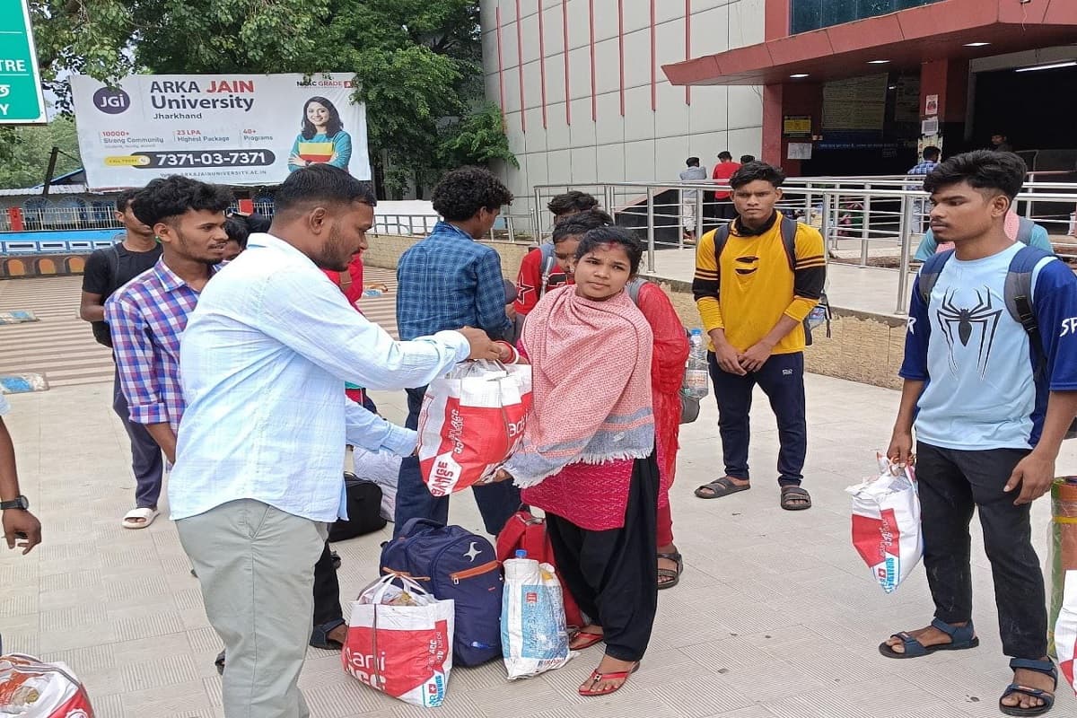 तमिलनाडु गैस रिसाव घटना के बाद सकुशल लौटे पश्चिमी सिंहभूम के 14 श्रमिक, चक्रधरपुर में स्वागत