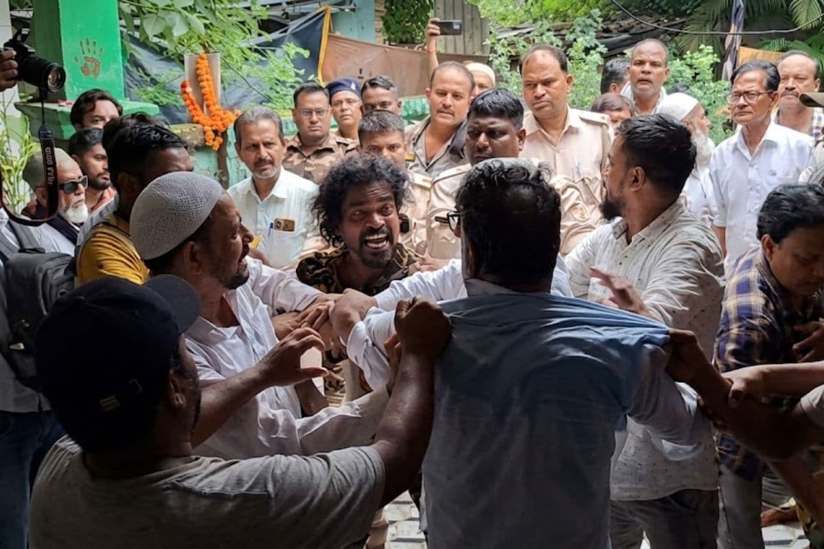 धनबाद स्टेशन रोड मजार में कमिटी को लेकर बवाल, नई-पुरानी कमिटी आमने-सामने; जमकर हुआ हंगामा