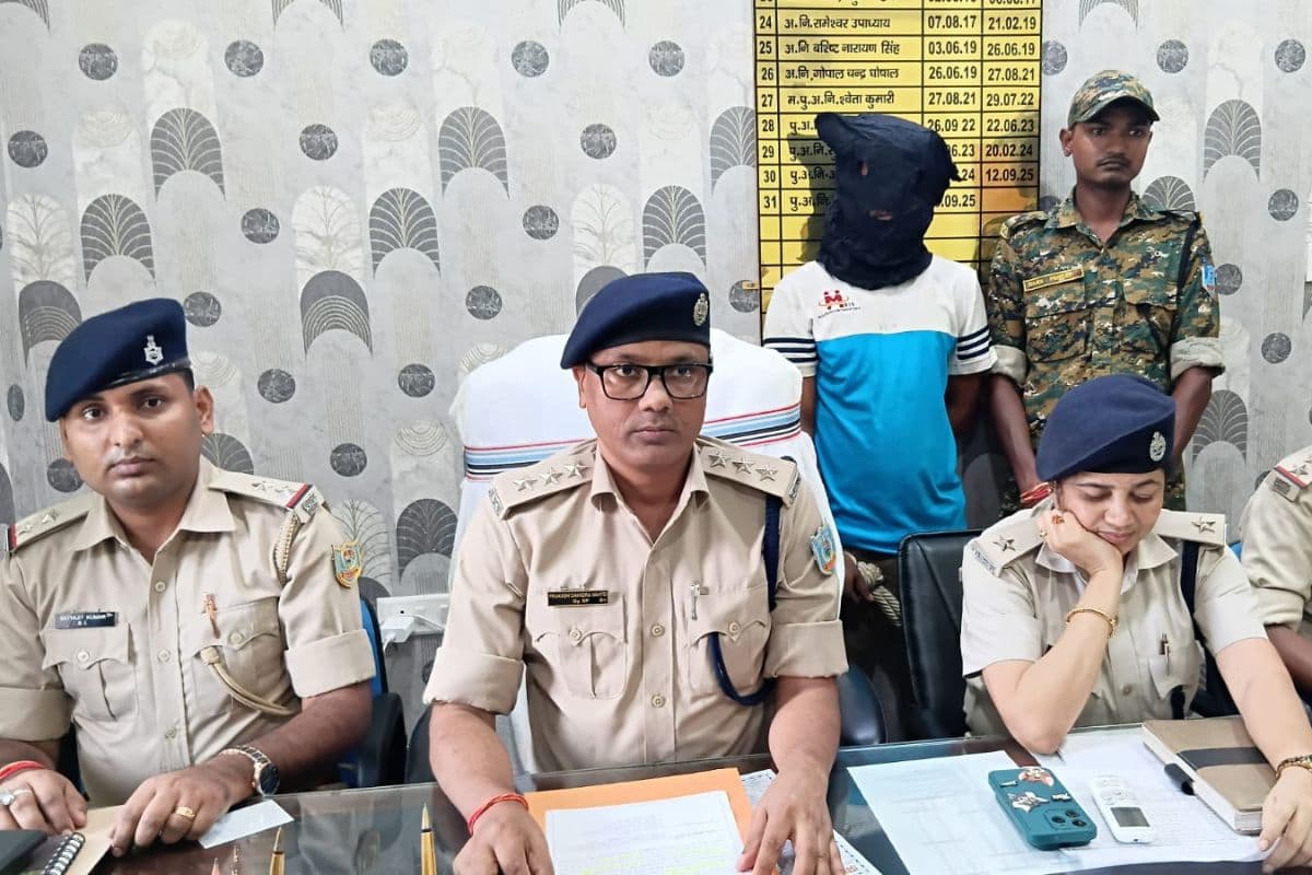 Dhanbad News: बलियापुर के अजीत रवानी हत्याकांड का खुलासा, मुख्य आरोपी गिरफ्तार, भेजा गया जेल