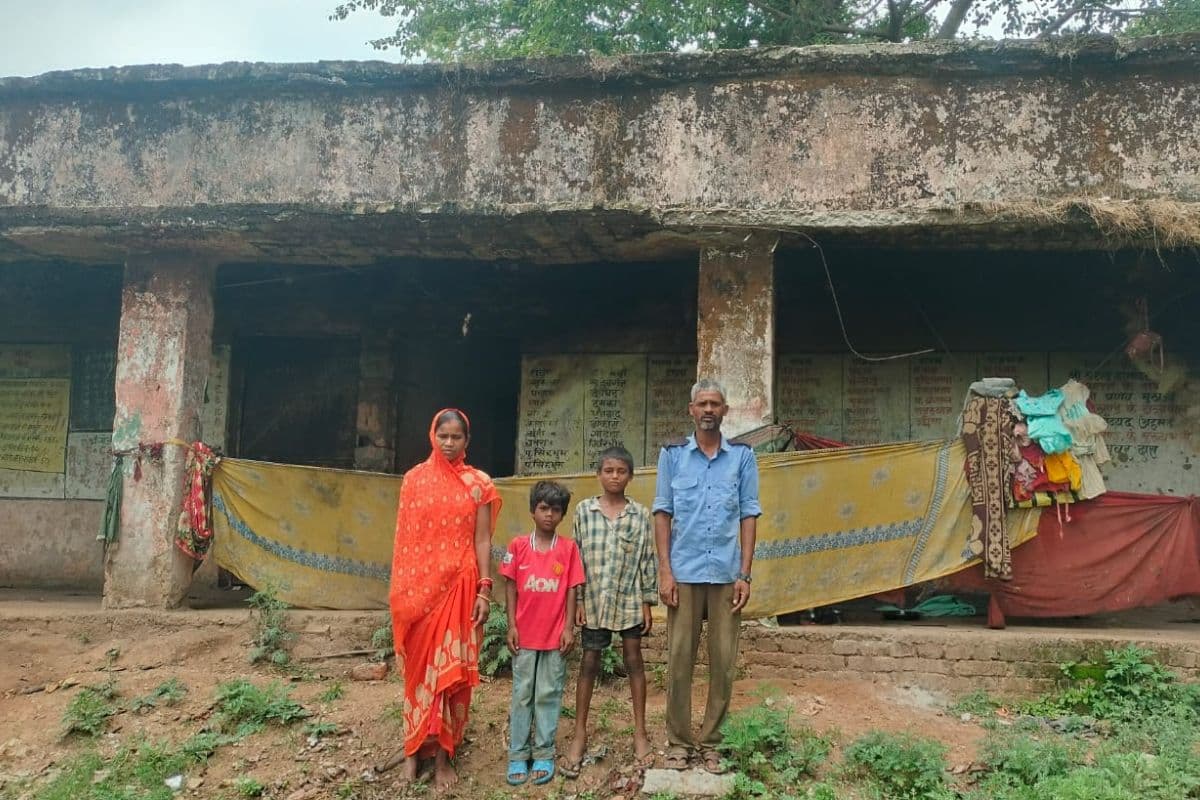 खंडहर स्कूल भवन में गुजर रही जिंदगी, गुमला में डेढ़ साल से जीवन दांव पर लगा जी रहा परिवार
