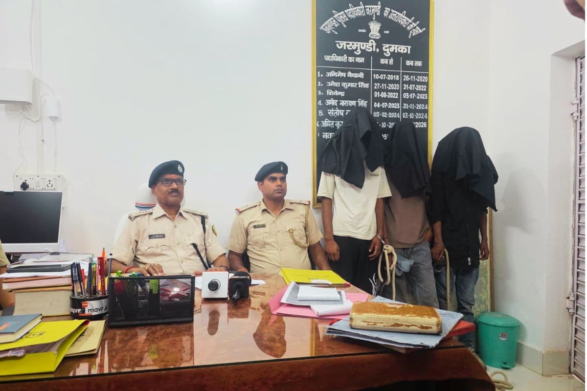दुमका पुलिस की कार्रवाई : हंसडीहा स्टेडियम से ब्राउन शुगर के साथ तीन आरोपी गिरफ्तार 