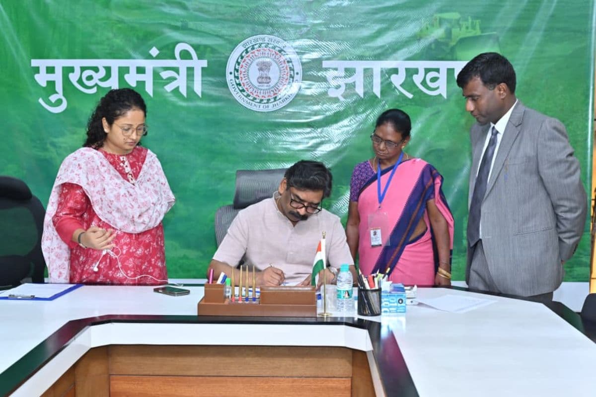CM आवास से शुरू हुआ अभियान: मुख्यमंत्री हेमंत सोरेन और कल्पना ने भरा ‘SIR’ फॉर्म, लोगों से की बड़ी अपील