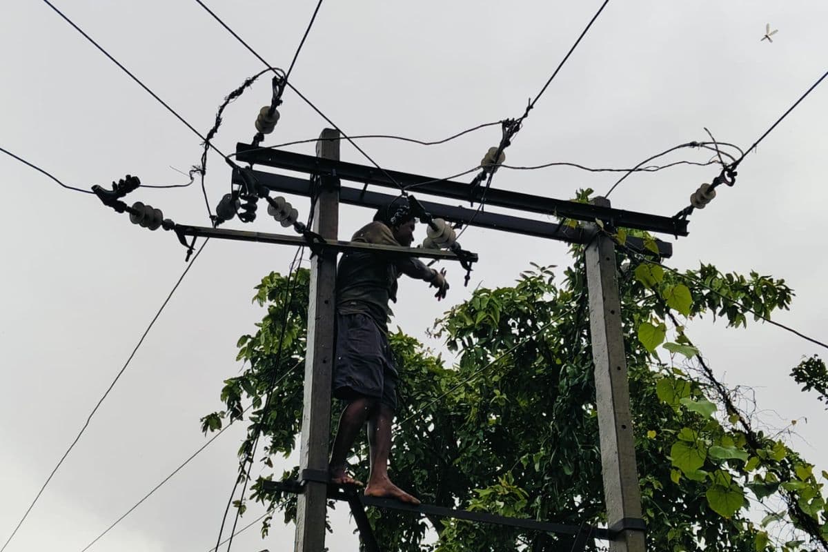बिजली की आंख-मिचौली से बेहाल खरसावां, दो दिनों में करीब 20 घंटे बाधित रही आपूर्ति