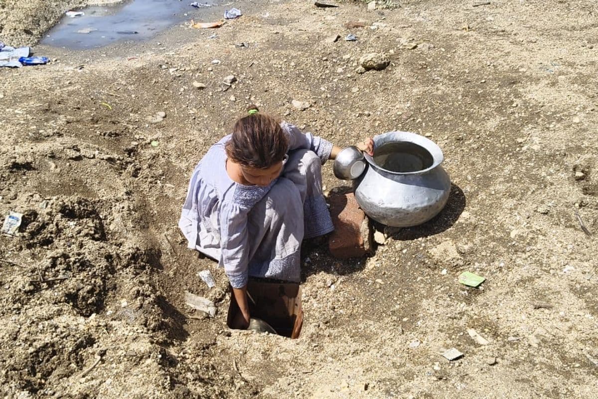 नल-जल योजना फ्लॉप, चुंआ खोदकर प्यास बुझा रहे लोग; डोमचांच के ग्रामीण परेशान