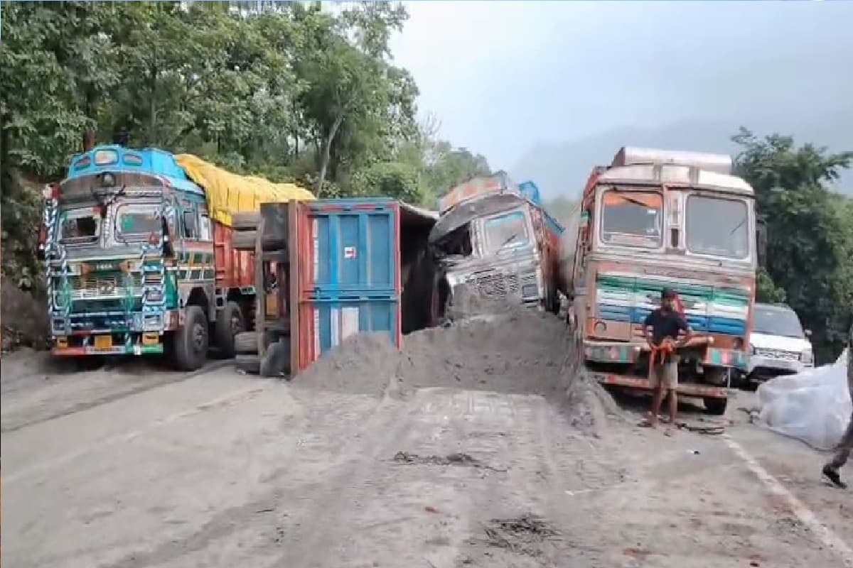 कोडरमा घाटी में आपस में टकराईं आधा दर्जन गाड़ियां, रातभर मचा रहा कोहराम