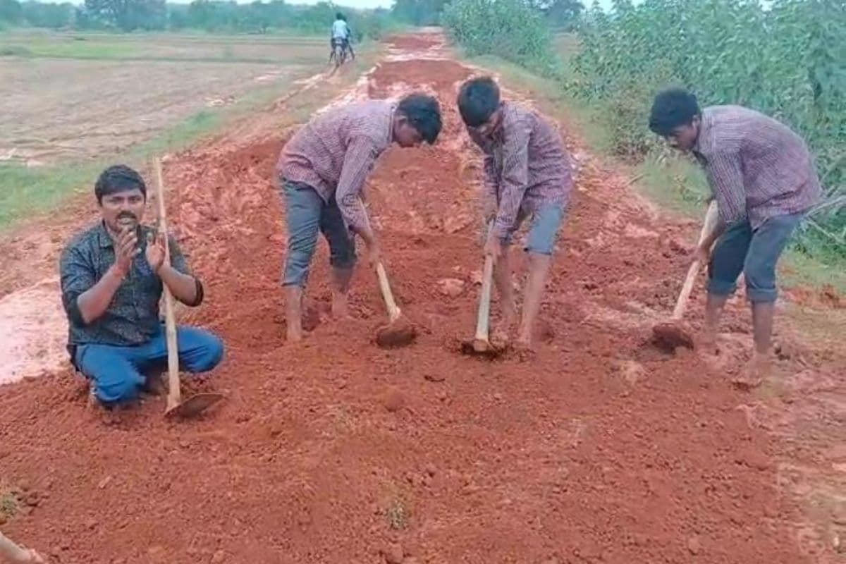 प्रशासन ने नहीं सुनी फरियाद तो ग्रामीणों ने खुद उठाया फावड़ा, कुड़ू में बना डाली 2 किमी सड़क