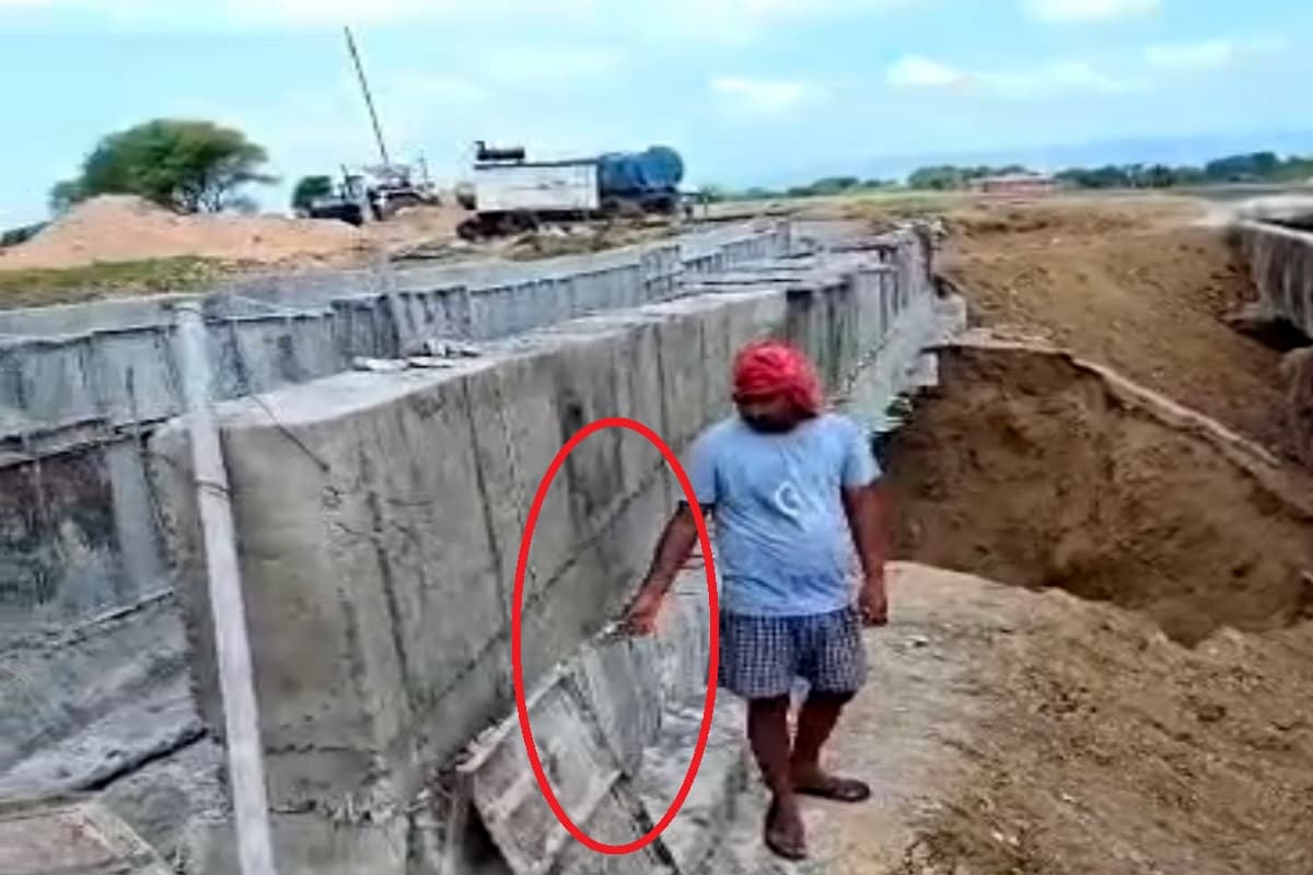 इंजीनियर साहब! महीने भर में ही दरक गया उत्तर कोयल नहर का पुल? अभी बनना तो बाकी है