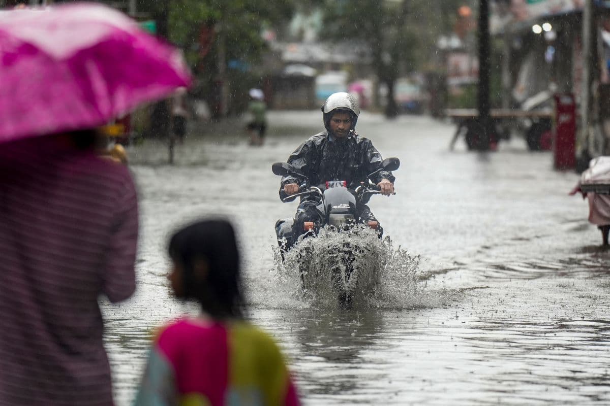मुंबई वेदर अपडेट: बादल फटने का अलर्ट, 20 से अधिक ट्रेनें फंसीं; वर्क फ्रॉम होम का ऐलान