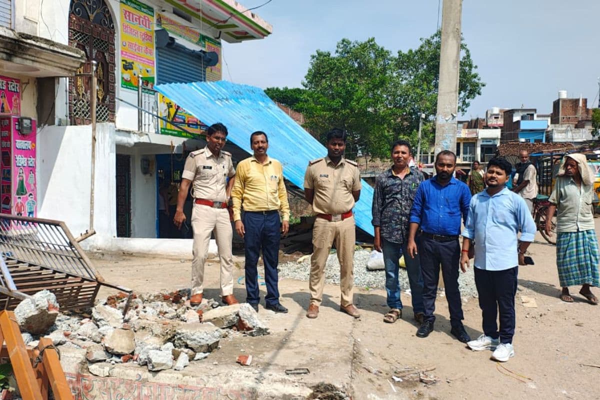 अरवल में हाईकोर्ट के आदेश के बाद बुलडोजर एक्शन, सड़क से हटाया गया अतिक्रमण