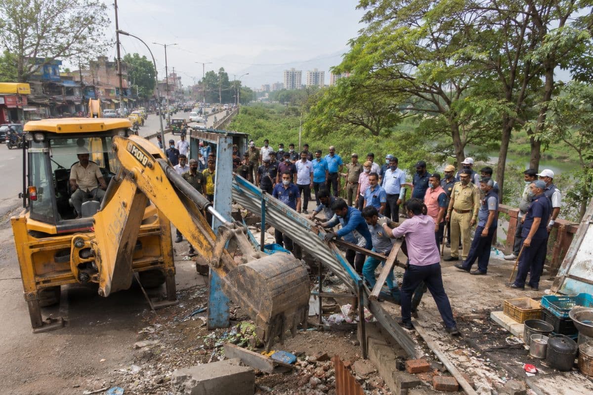 रांची में DPS चौक से मेकन तक चला अतिक्रमण हटाओ अभियान, दो अवैध गैरेज हटाए गए