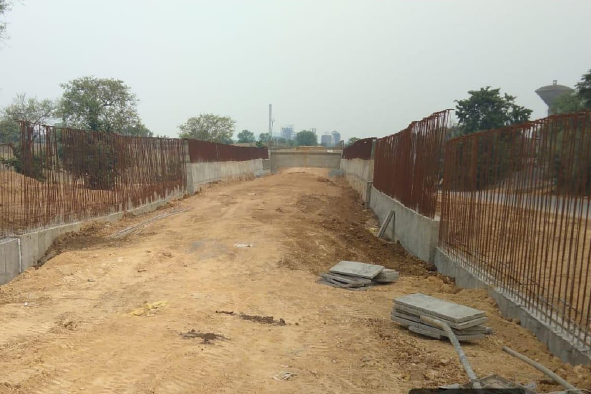 सरायकेला में 5.5 करोड़ की एप्रोच रोड निर्माण पर अनियमितता का आरोप, भाजपा नेता ने डीसी से की जांच की मांग