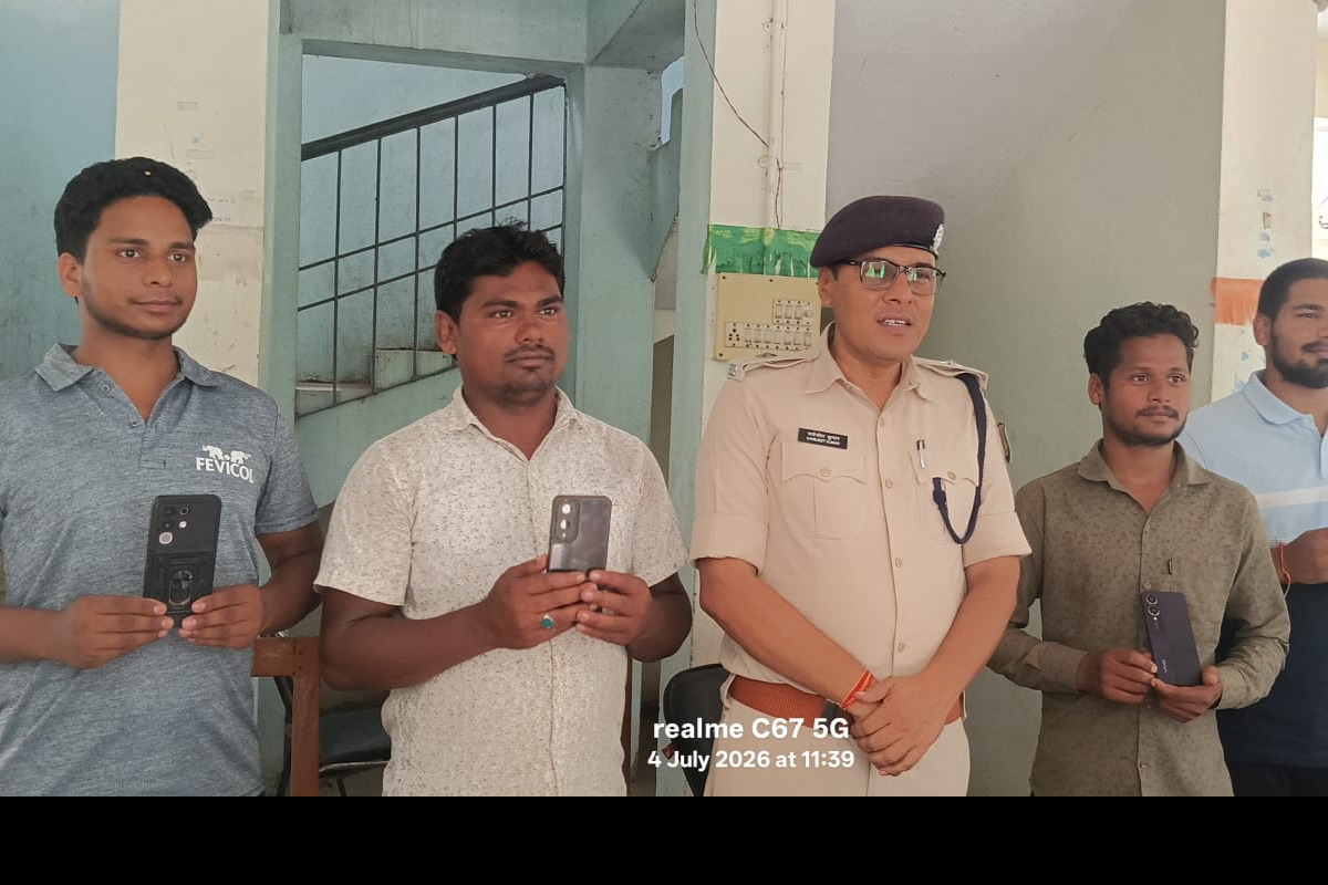 चकाई पुलिस ने बरामद किए चोरी व गुम हुए 4 मोबाइल, थानाध्यक्ष ने खुद धारकों को सौंपे, चेहरे पर लौटी मुस्कान