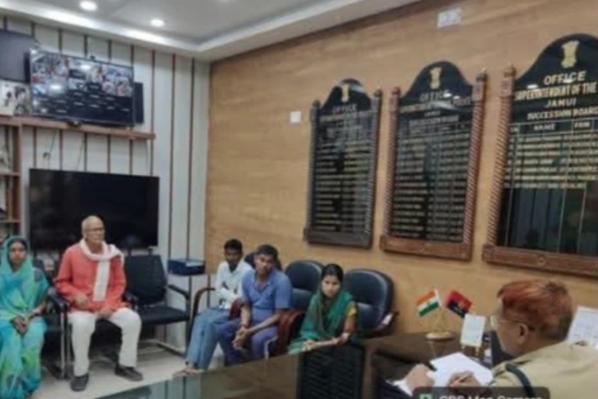एसपी विश्वजीत दयाल ने जनसुनवाई में सुनीं लोगों की समस्याएं, त्वरित कार्रवाई के दिए निर्देश