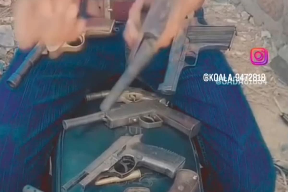 सोशल मीडिया पर हथियारों के साथ युवक का वीडियो वायरल, पुलिस बोली- जांच के बाद होगी कार्रवाई