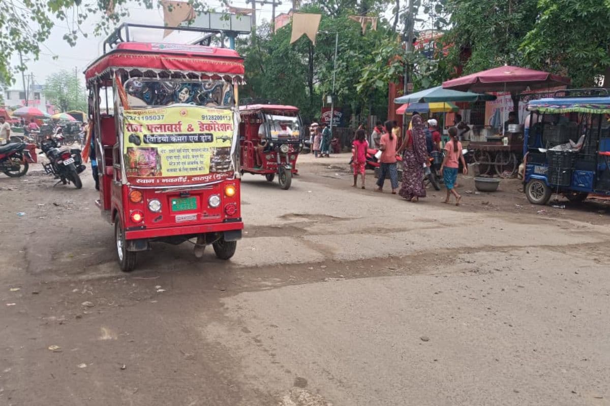 तारापुर थाना के सामने सड़क पर गड्ढा, हर दिन हादसे का खतरा, ग्रामीणों ने दी आंदोलन की चेतावनी