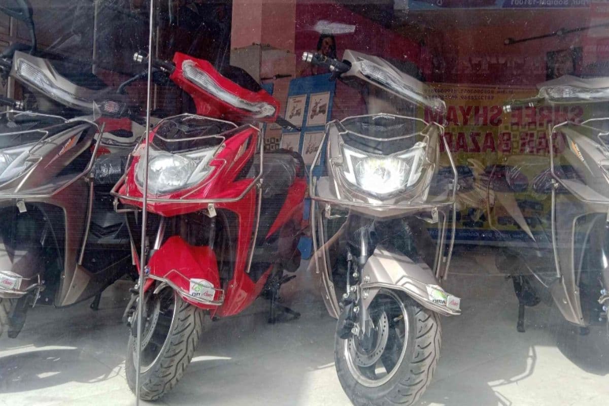 इलेक्ट्रिक स्कूटी मालिकों की बढ़ी परेशानी, स्पेयर पार्ट्स और मिस्त्रियों की कमी से नालंदा में इलेक्ट्रिक स्कूटी मालिक परेशान