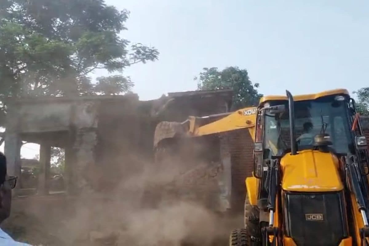 हाईकोर्ट के आदेश पर कर्मशाला का आधा हिस्सा हटाया गया, ग्रामीणों ने मतदान केंद्र बनाए रखने की मांग की