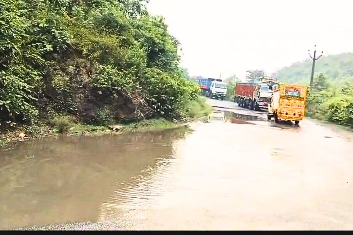 बटिया घाटी के खतरनाक मोड़ पर बने गड्ढे दे रहे हादसों को न्योता, बारिश में बढ़ा खतरा