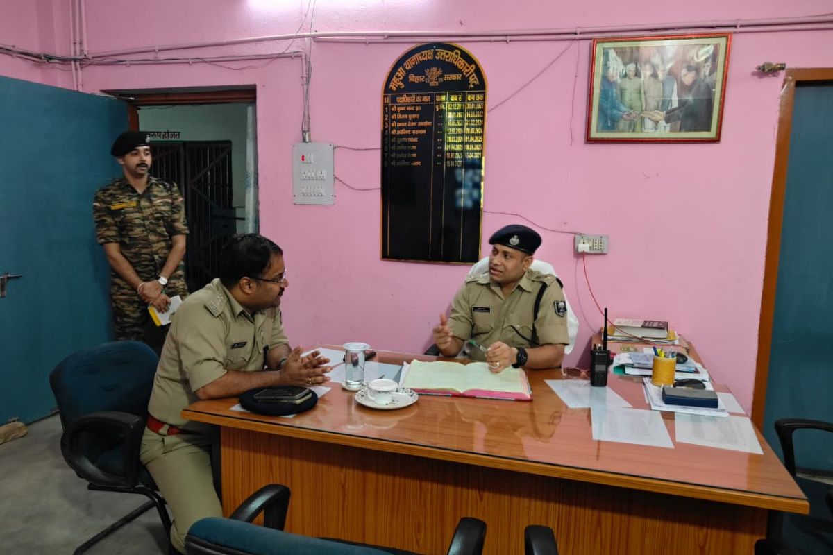 वैशाली SP शुभांक मिश्रा का महुआ थाने में औचक निरीक्षण, लंबित कांडों पर जताई सख्ती