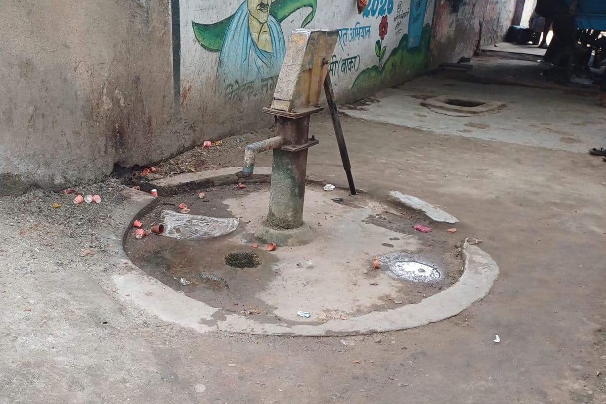 पांच दिनों से खराब सार्वजनिक चापाकल, बूंद-बूंद पानी के लिए परेशान लोग