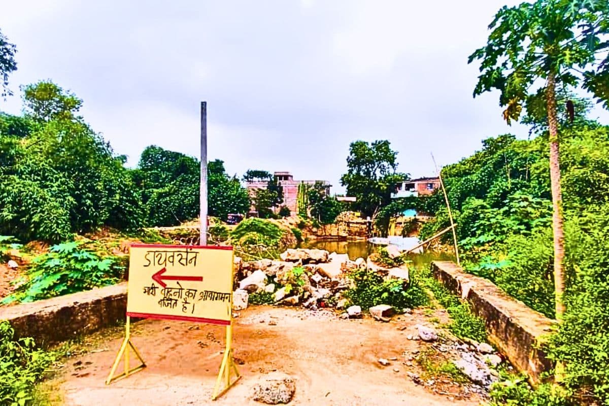 महान नदी पर पुल निर्माण तीन माह से ठप, बरसात में डायवर्जन बहने का खतरा