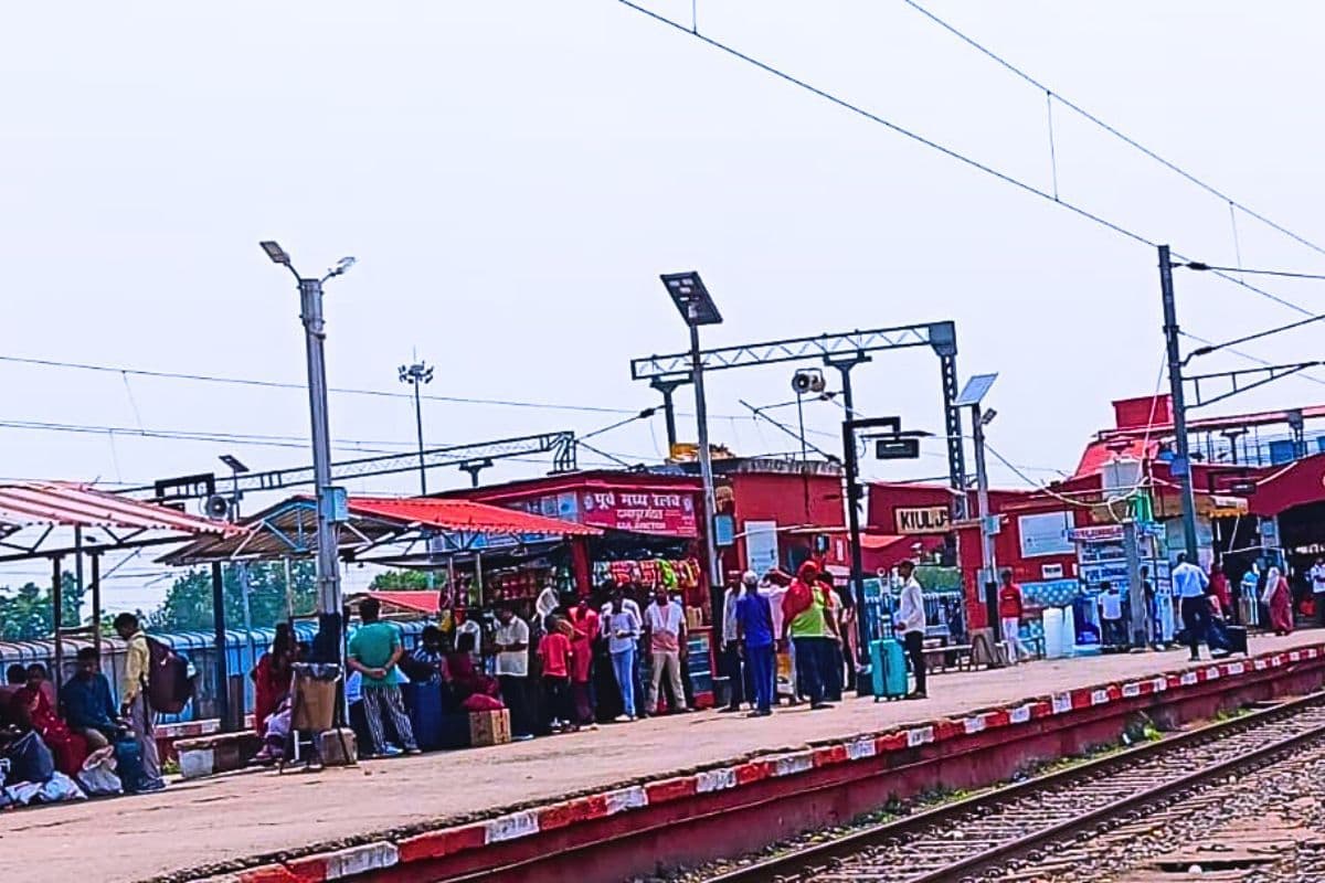 किऊल स्टेशन पर चला टिकट चेकिंग अभियान, 472 यात्री पकड़े गए, चार लाख से अधिक जुर्माना वसूला