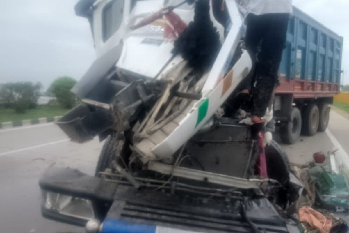रोहतास में NH-19 पर ट्रेलर से भिड़ा बेकाबू डंपर, चालक घायल, पुलिस जांच में जुटी