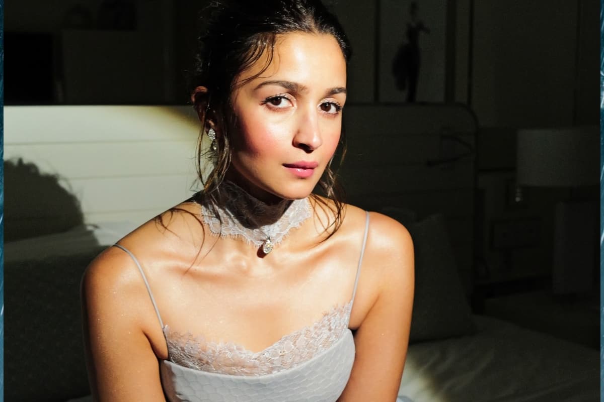 Alia Bhatt Net Worth: कितने करोड़ की मालकिन हैं आलिया भट्ट, एक फिल्म के लिए इतना करती हैं चार्ज