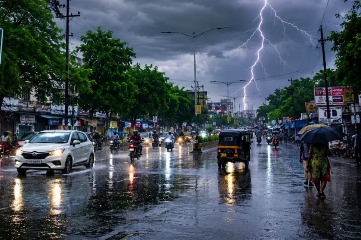 बिहार के 18 जिलों में आज गरज-चमक के साथ होगी तेज बारिश, बिजली गिरने की भी चेतावनी, बाढ़ का खतरा मंडराया