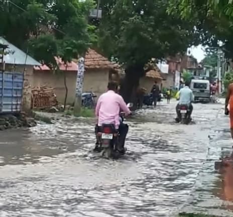 गोपालगंज में प्रशासनिक लापरवाही की तस्वीर बनी उचकागांव की ‘लाइफ लाइन’ सड़क, हल्की बारिश में जलमग्न