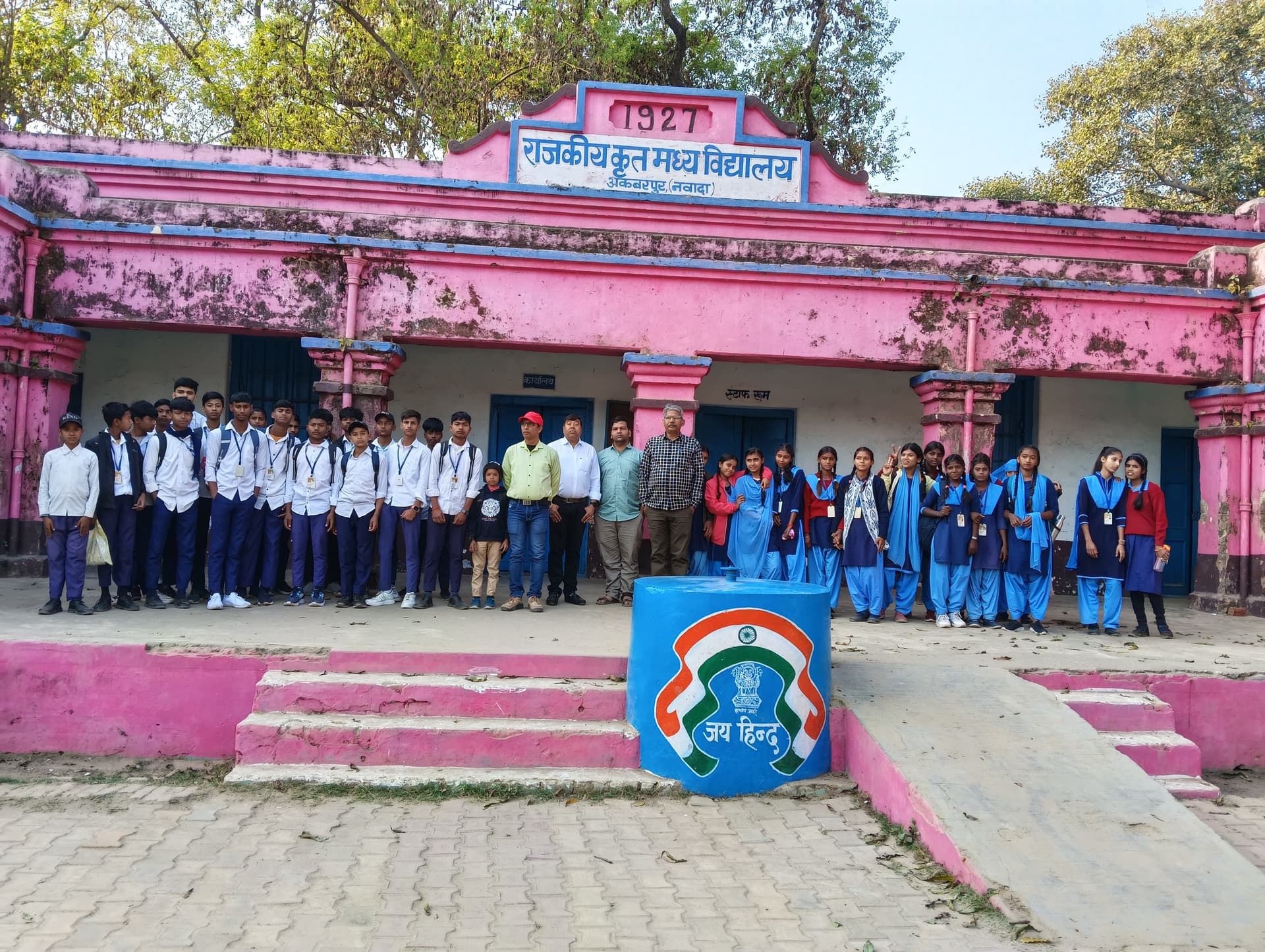 नवादा: अकबरपुर मध्य विद्यालय के अस्तित्व पर खतरा, पूर्व छात्रों ने खोला मोर्चा