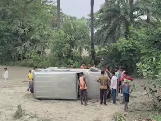 सरायरंजन में बड़ा हादसा टला, अनियंत्रित बोलेरो पलटी, चालक फरार