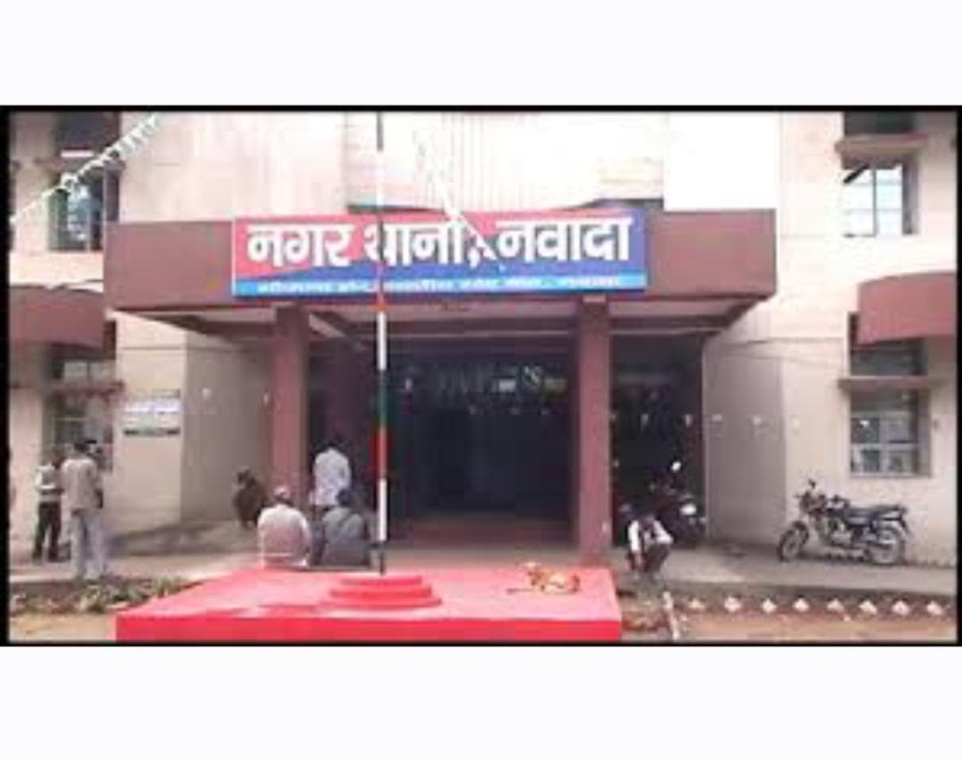 नवादा में तेज रफ्तार ट्रक ने बाइक सवार दो युवकों को मारी टक्कर, दोनों गंभीर; चालक फरार, वाहन जब्त