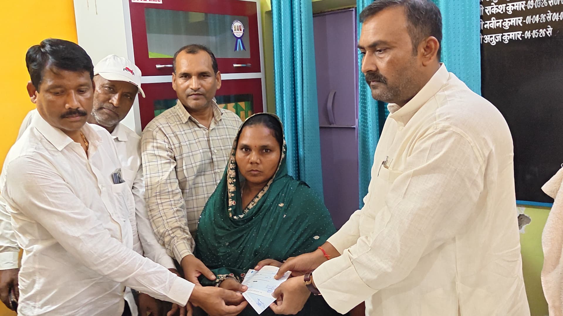 सारण में आपदा पीड़ित परिवारों को आर्थिक राहत, अधिकारियों ने बांटे 4-4 लाख रुपये के चेक