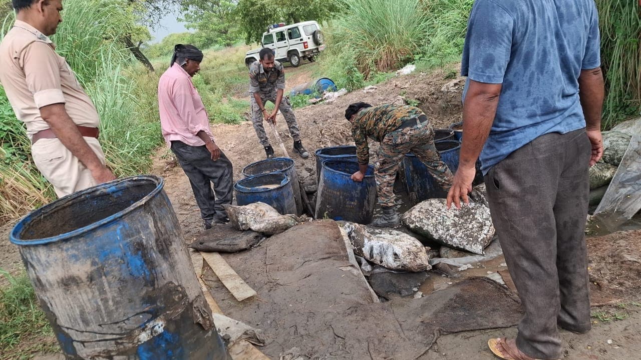 वैशाली में शराब माफियाओं पर एक्शन, 8 देशी शराब भट्ठियां ध्वस्त; राघोपुर दियारा से 30 हजार लीटर कच्चा जावा नष्ट