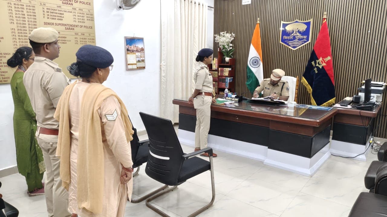 छपरा: साप्ताहिक ‘सस्तीका’ में SSP ने सुनी पुलिसकर्मियों की समस्याएं, त्वरित समाधान के दिए निर्देश