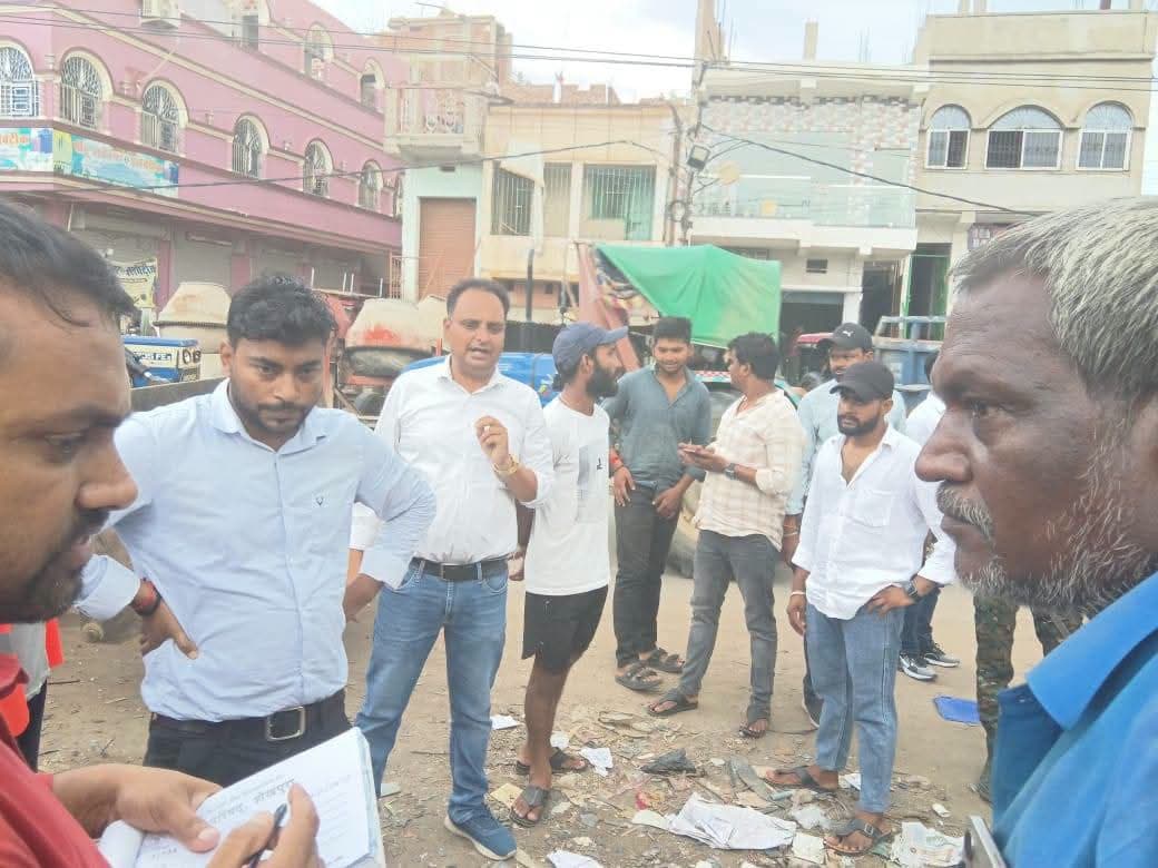 शेखपुरा में सड़क से हटाया गया अतिक्रमण, प्रतिबंधित प्लास्टिक बेचने वालों पर भी हुई कार्रवाई
