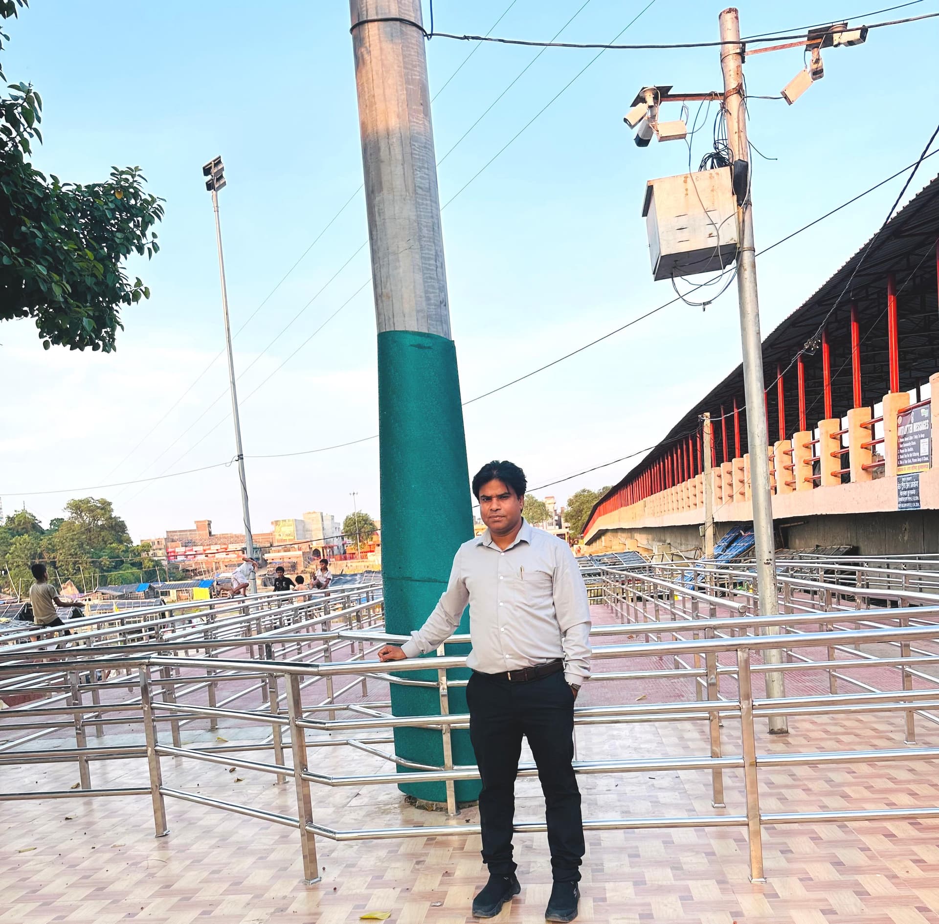 अजगैबीनाथ घाट पर सुरक्षा बढ़ी, हाईमास्ट लाइट में लगाया गया फाइबर इंसुलेटर